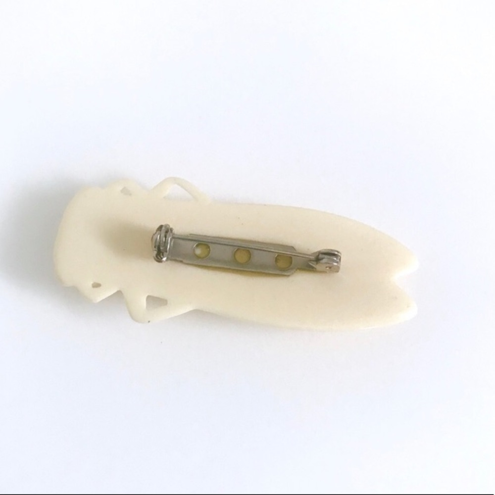 Vintage pre 1960’s lucite cicada bug brooch pin - Picture 3 of 4
